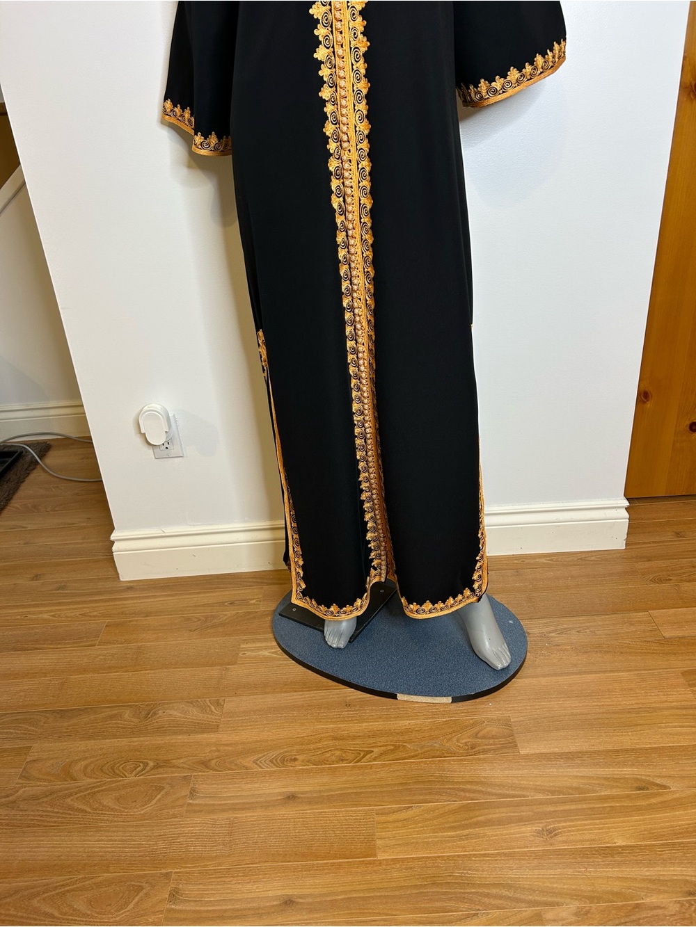 Elegant and authentic Caftan in black with orange trim❤️Never used - Picture 4 of 15